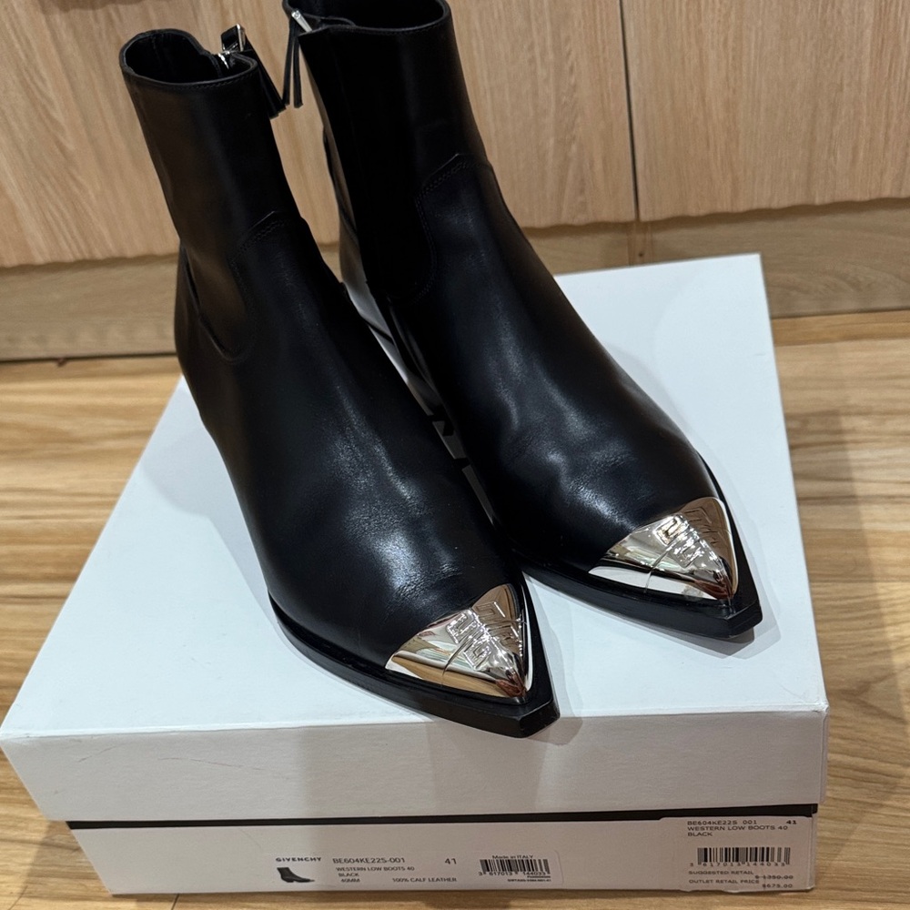 Overview


Givenchy Calfskin 4G Metal-Toe Western booties